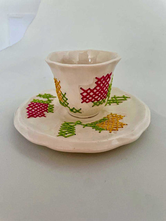 Taza de porcelana bordada I